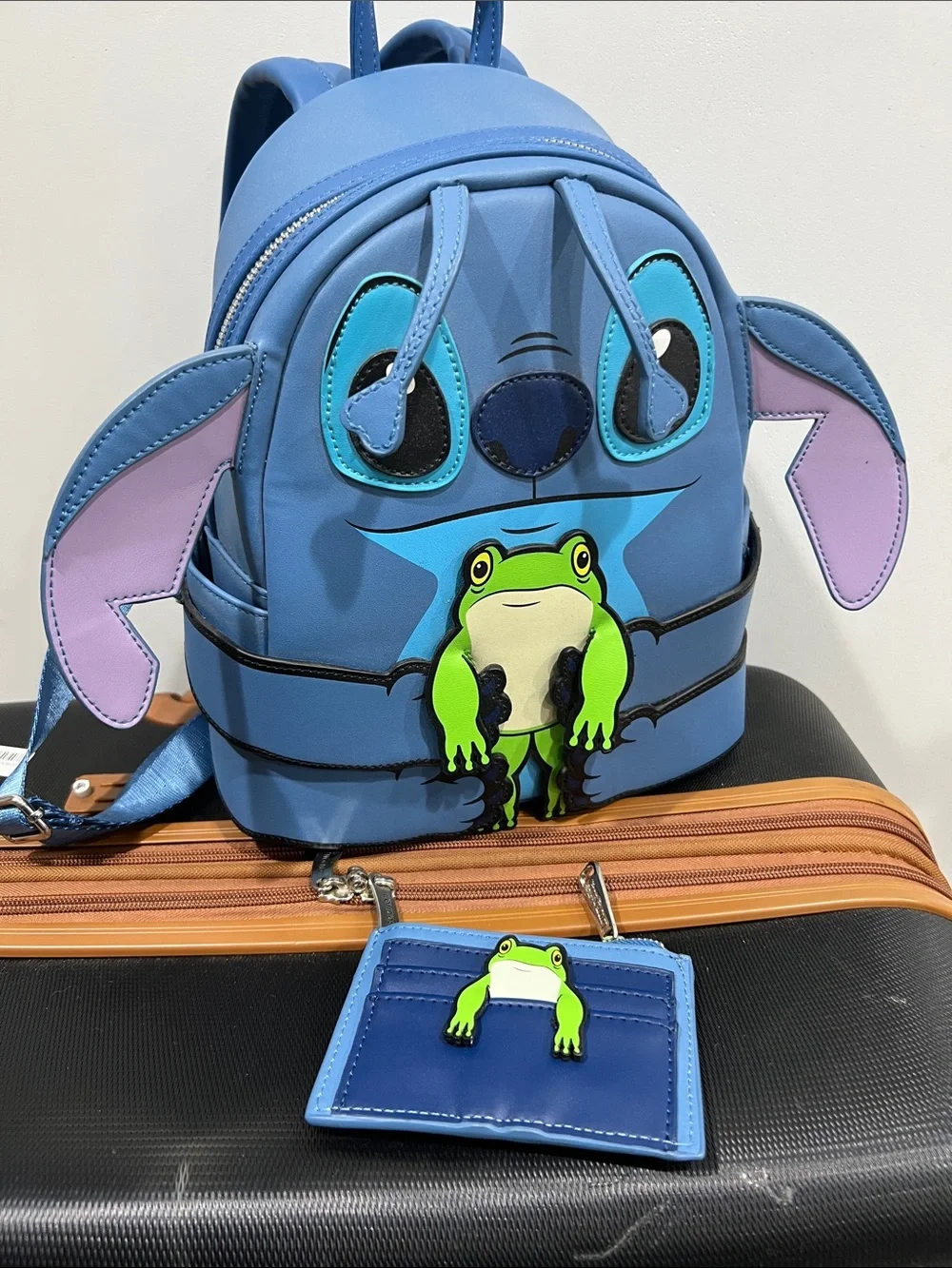 Lounge fly backpack stitch with matching wallet
